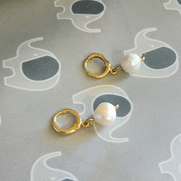 Baroque Pearl Huggie Hoop Earrings Gold Tone Drop Dangle Wedding Jewelry - Picture 2 of 8